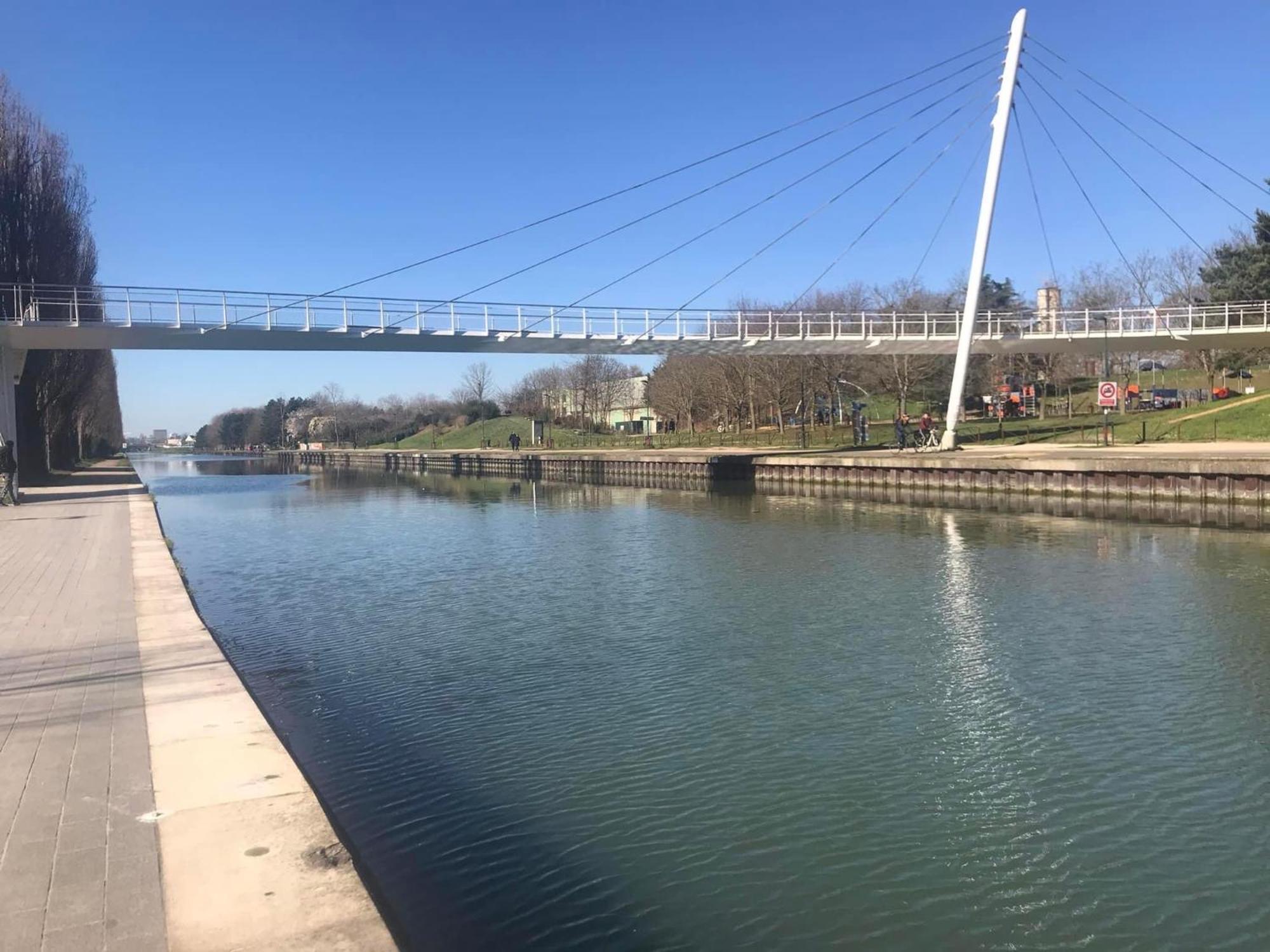 Private Bedroom In A Charming On The Banks Of The Canal De L Ourcq *